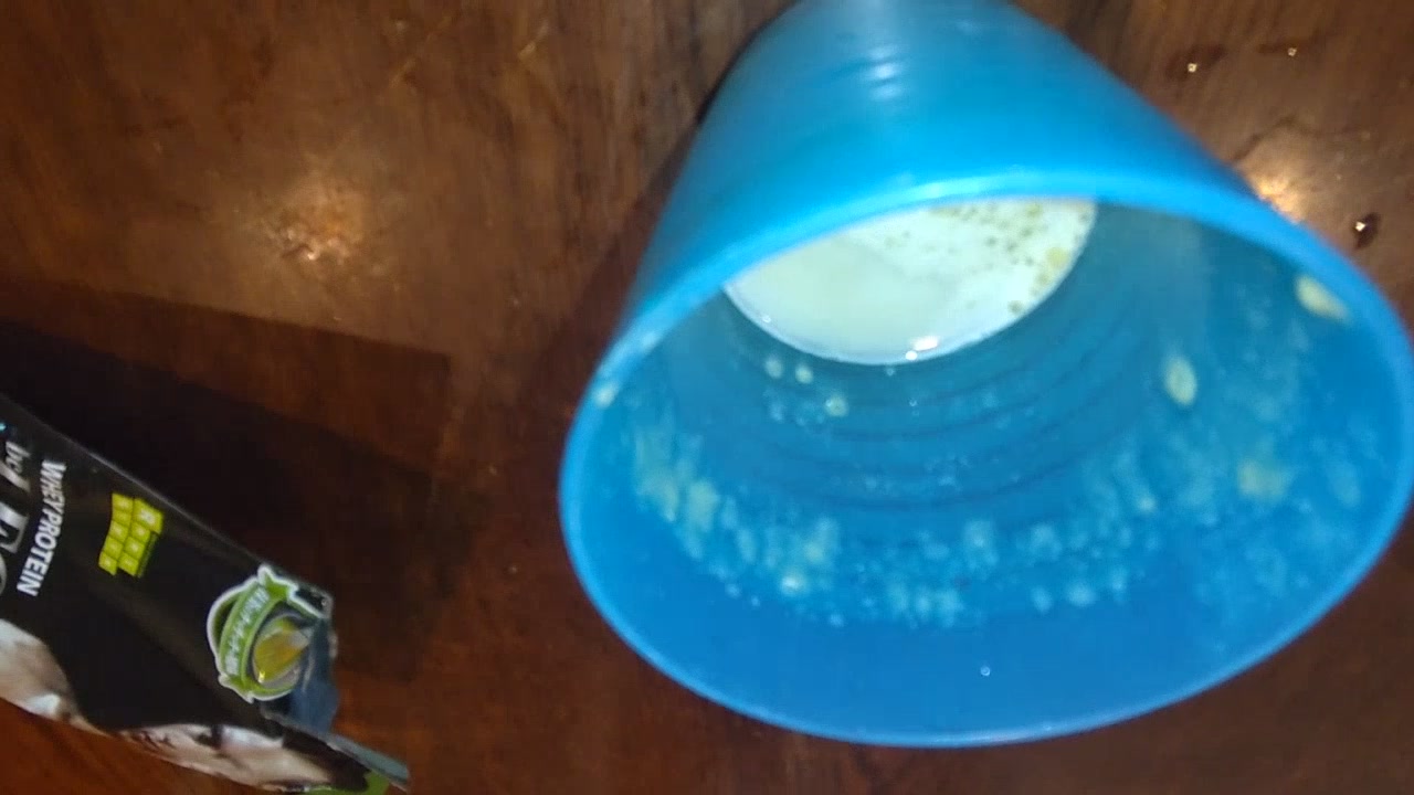 水割りを飲み終えた後に容器へ残った抹茶味プロテイン